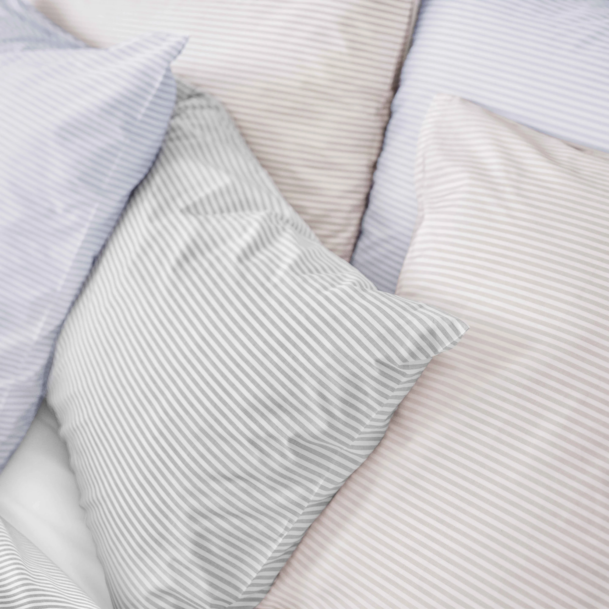 schlossberg bettwaesche bari popeline gris detail 2 produktbild schlossberg bettwaesche bari popeline gris detail 2