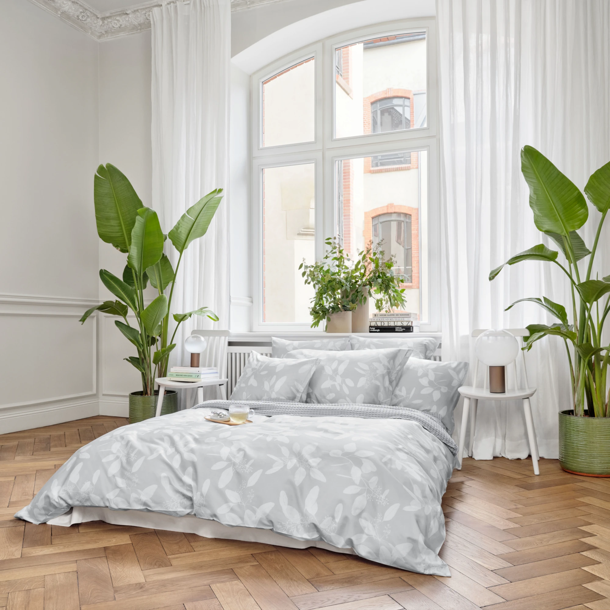 schlossberg bettwaesche omeo satin gris ambiente produktbild schlossberg bettwaesche omeo satin gris ambiente