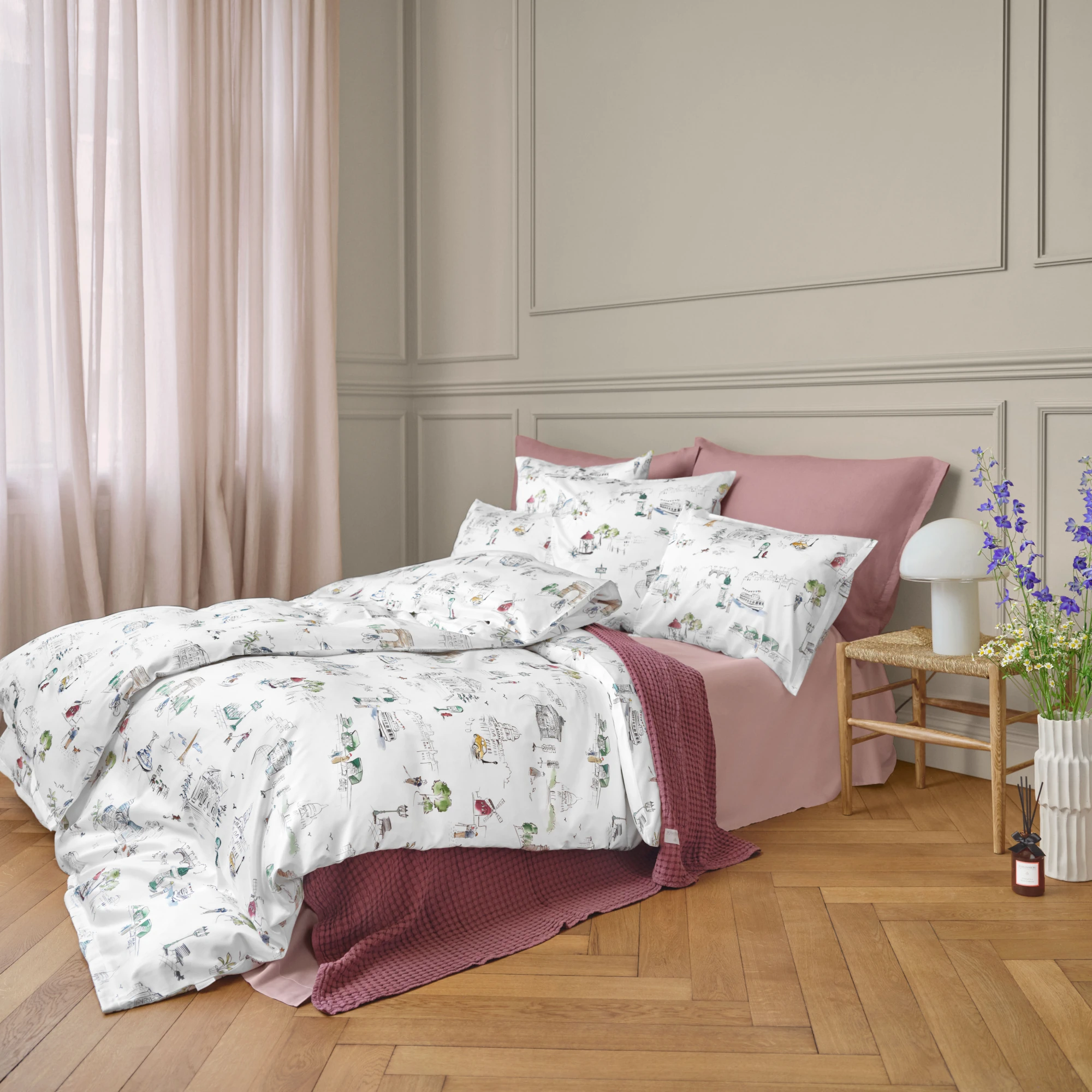 schlossberg bettwaesche paris mon amour satin blanc ambiente produktbild schlossberg bettwaesche paris mon amour satin blanc ambiente