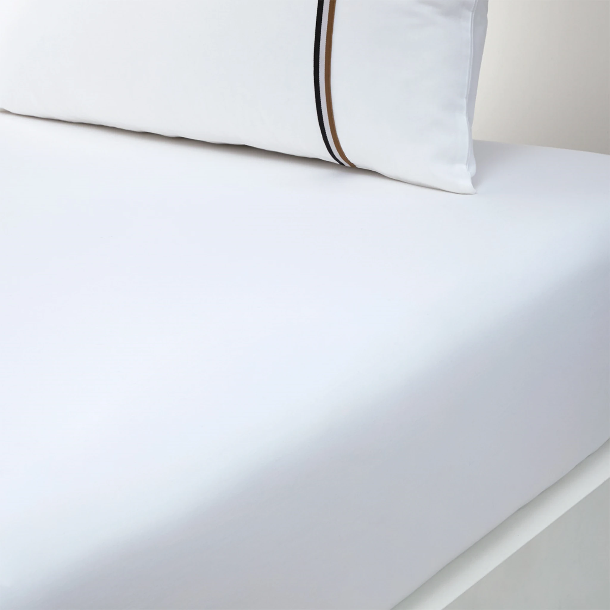 Hugo Boss Spannbettlaken BLINEA Satin Blanc Produktbild Hugo Boss Spannbettlaken BLINEA Satin Blanc