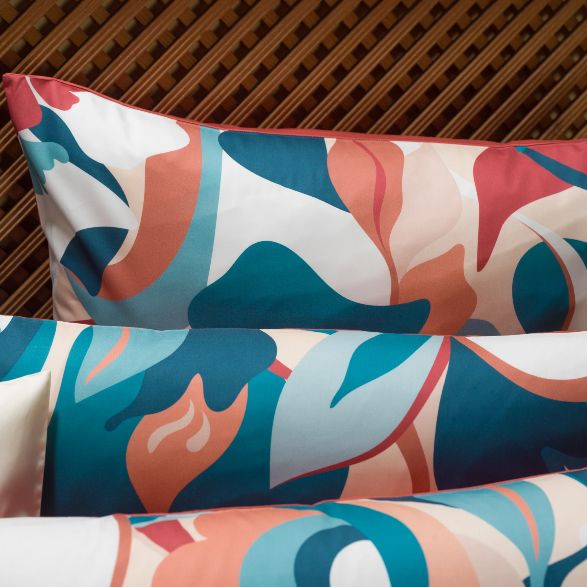 graser bettwaesche botanic satin atlantis rubin detail