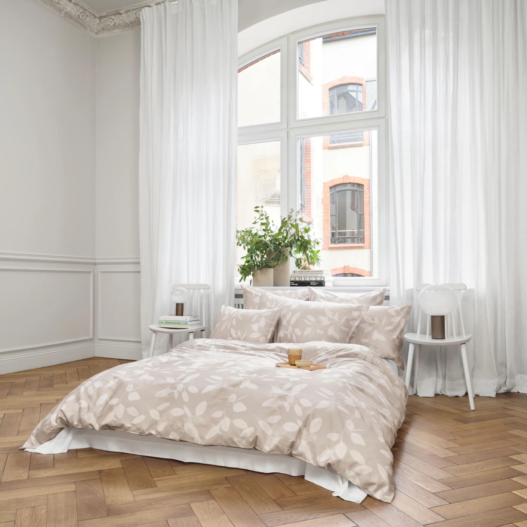 schlossberg bettwaesche omeo satin beige ambiente produktbild schlossberg bettwaesche omeo satin beige ambiente
