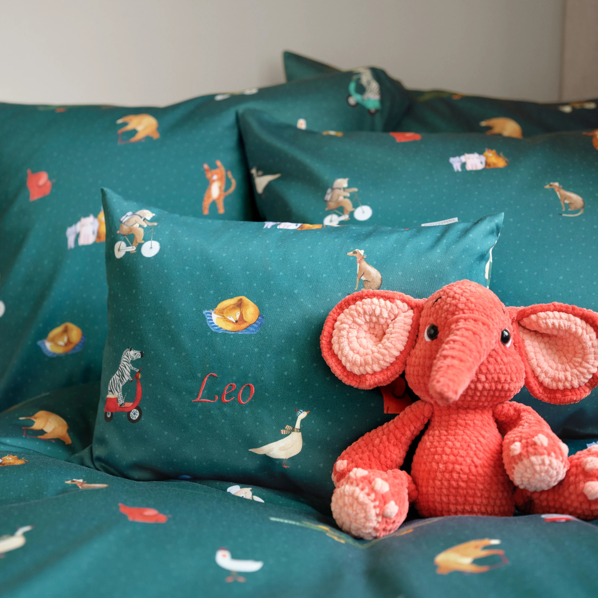 schlossberg kinder zierkissen party leo petrol ambiente produktbild schlossberg kinder zierkissen party leo petrol ambiente