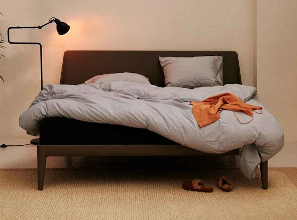 Auping Bett Essential in der Farbe warm grey in der Frontalansicht