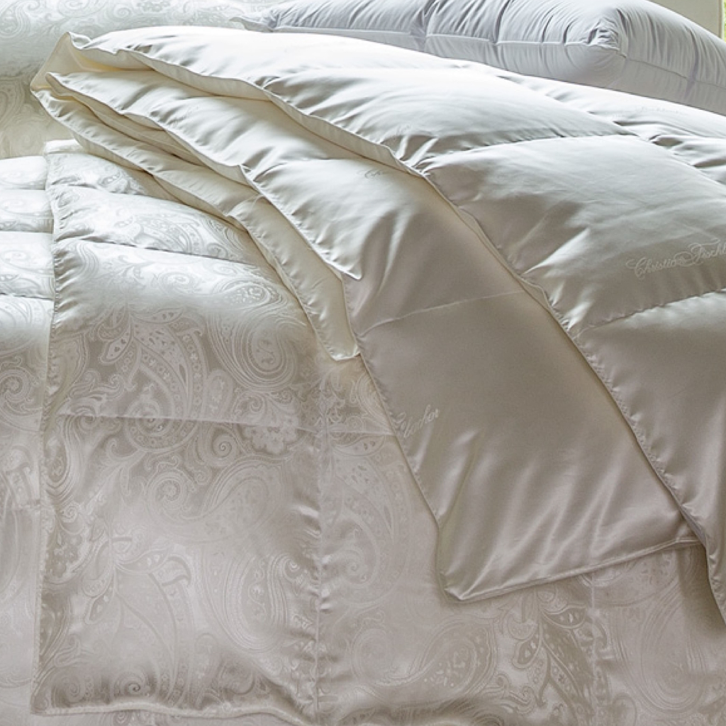 Hier finden Sie Bettdecken, Daunendecken und Decken von Christian Fischbacher, Schlossberg und Hanskruchen Bettdecken, Daunendecken und Decken von Christian Fischbacher, Schlossberg und Hanskruchen