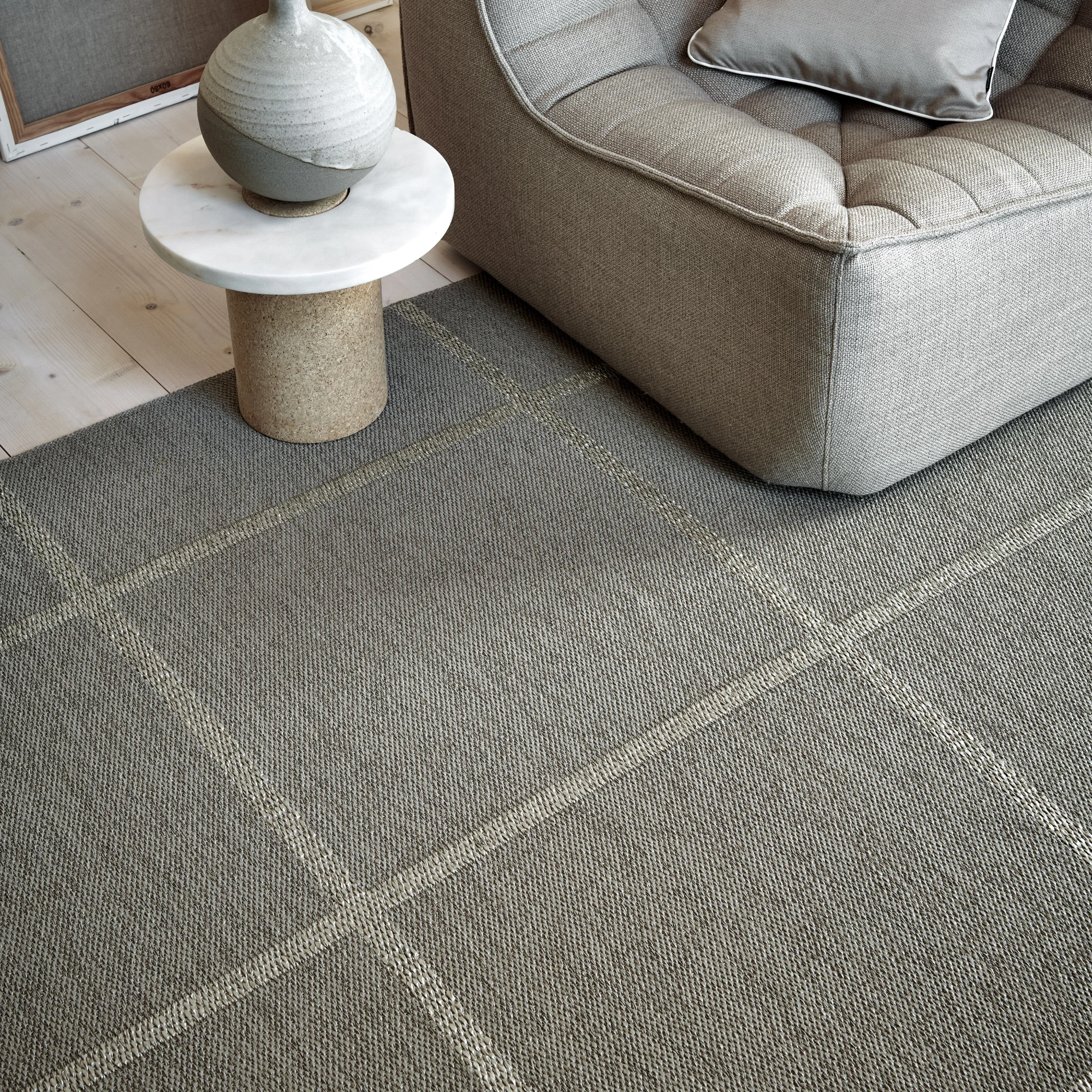 pappelina teppich ada dark linen ambiente produktbild pappelina teppich ada dark linen ambiente