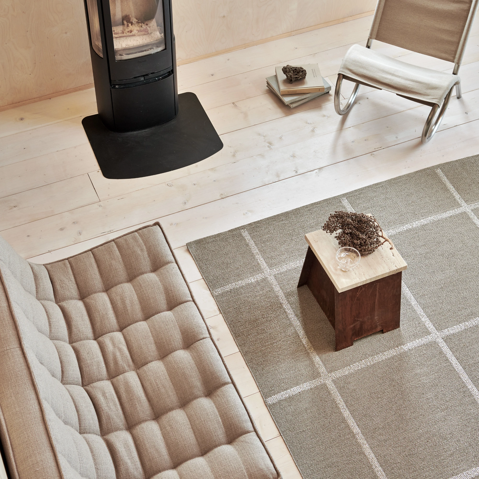 pappelina teppich ada dark linen ambiente 2 produktbild pappelina teppich ada dark linen ambiente 2