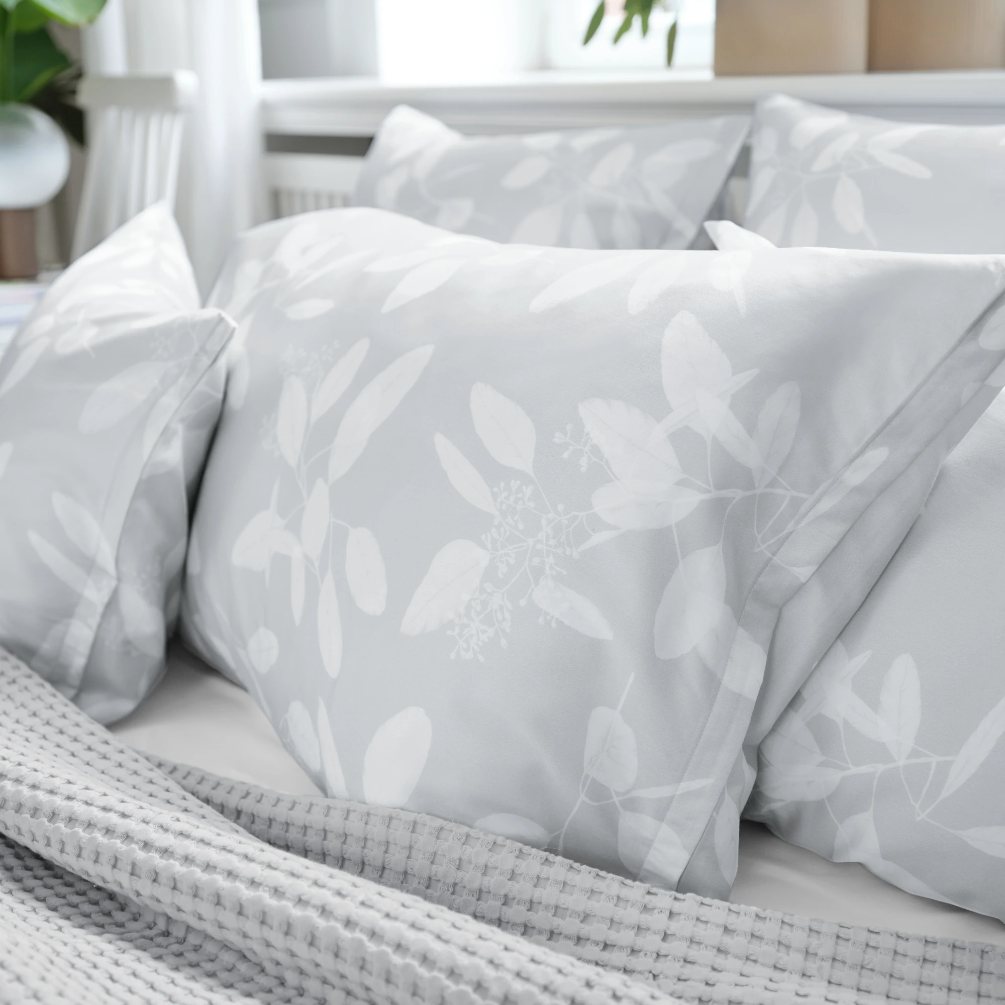 schlossberg bettwaesche omeo satin gris detail 