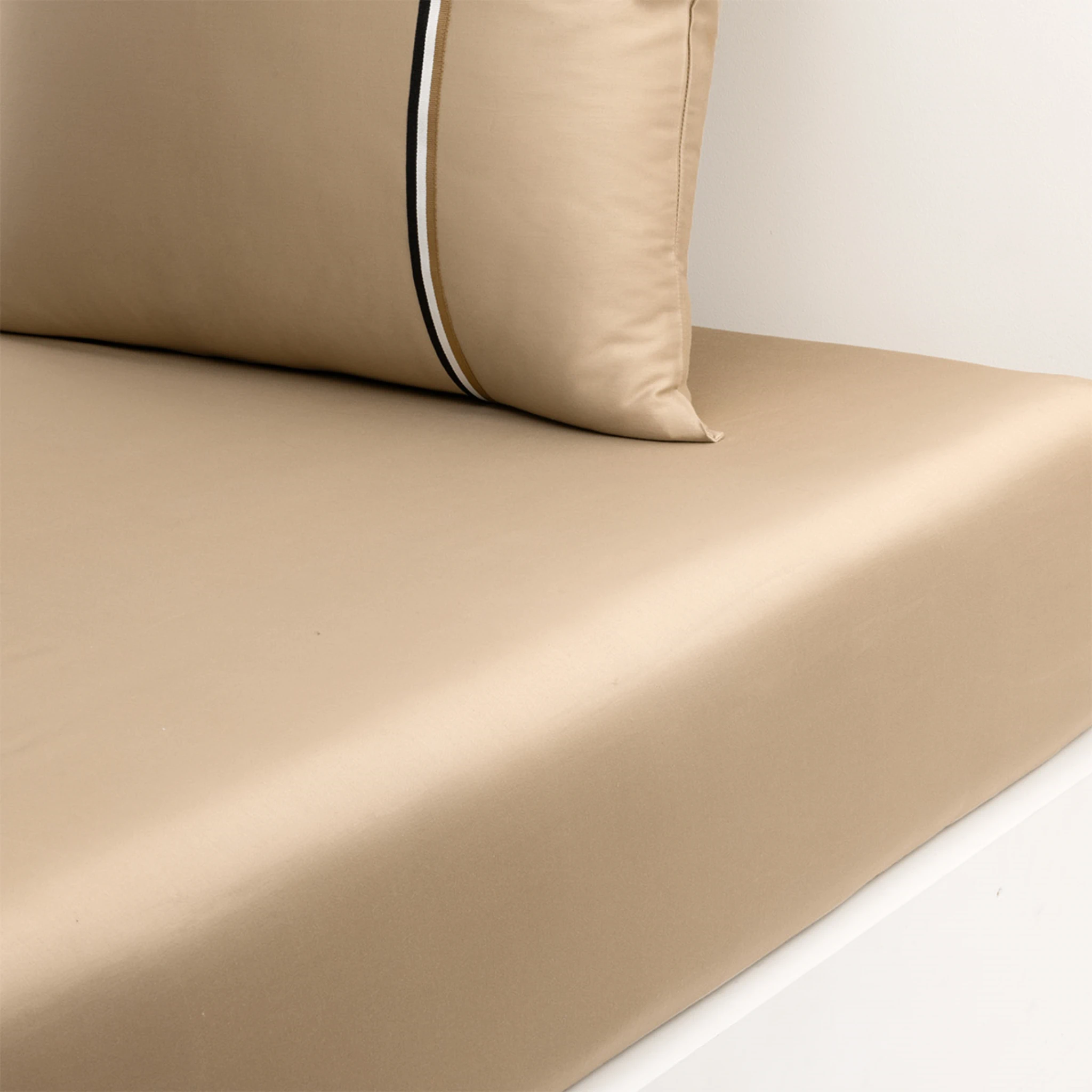 Hugo Boss Spannbettlaken BLINEA Satin Beige Produktbild Hugo Boss Spannbettlaken BLINEA Satin Beige