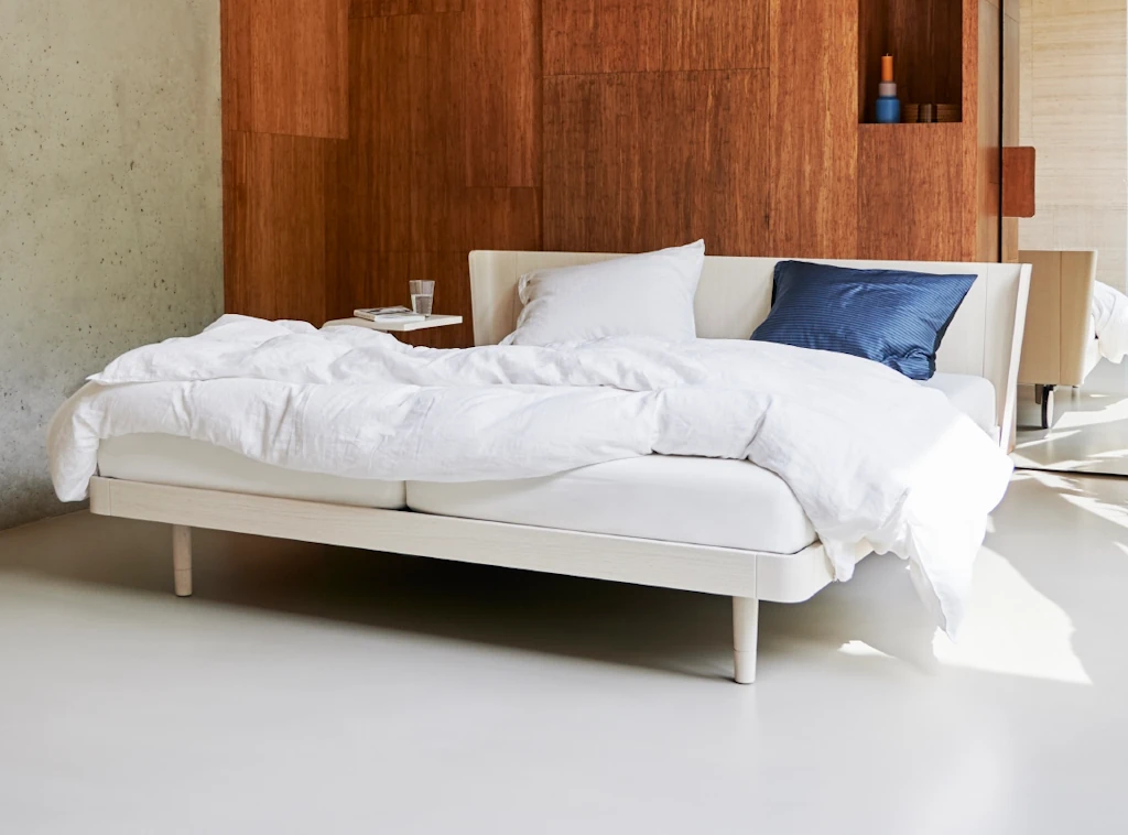 Auping Bett Noa in der Farbe weiß in moderner Schlafzimmer Ambiente