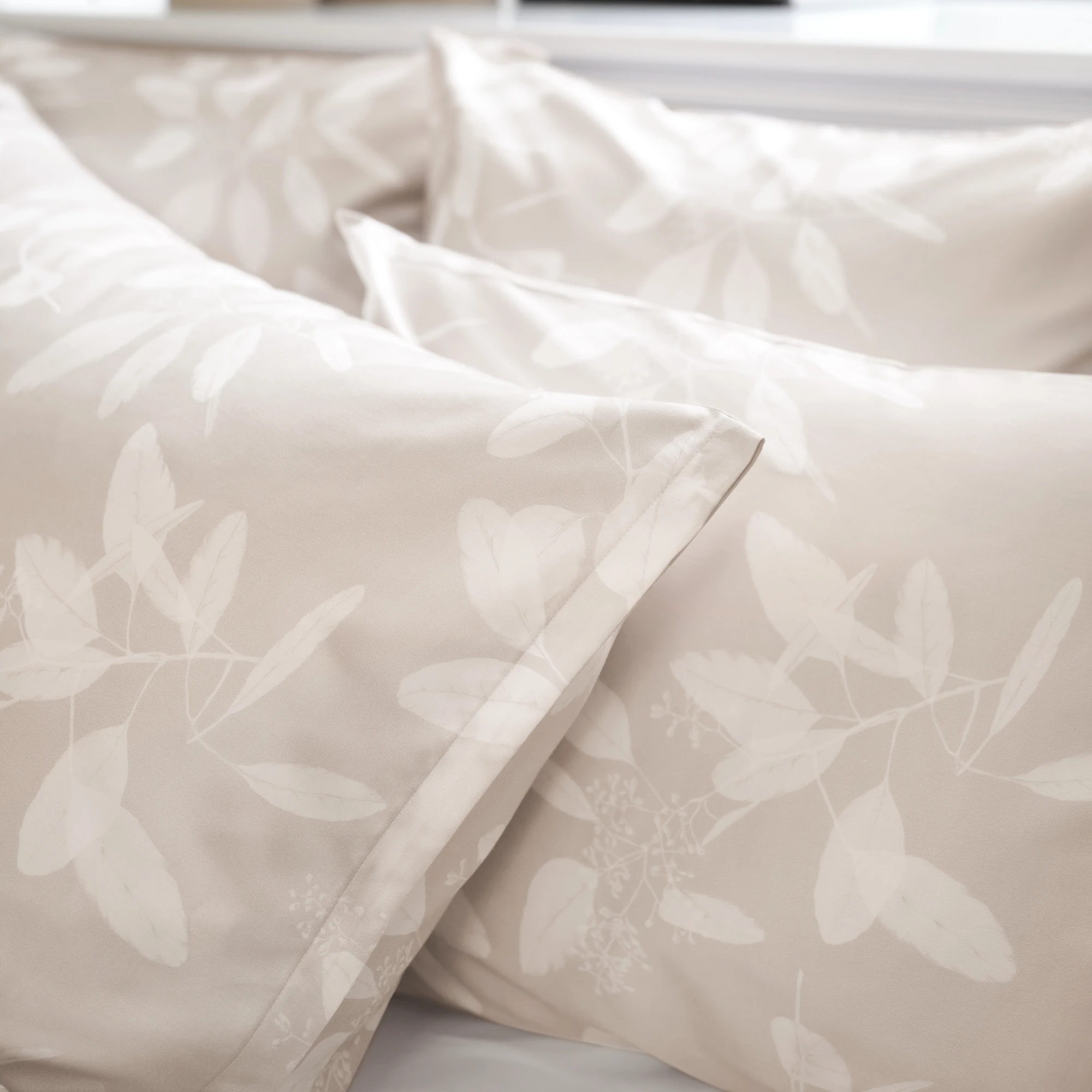 schlossberg bettwaesche omeo satin beige detail 2