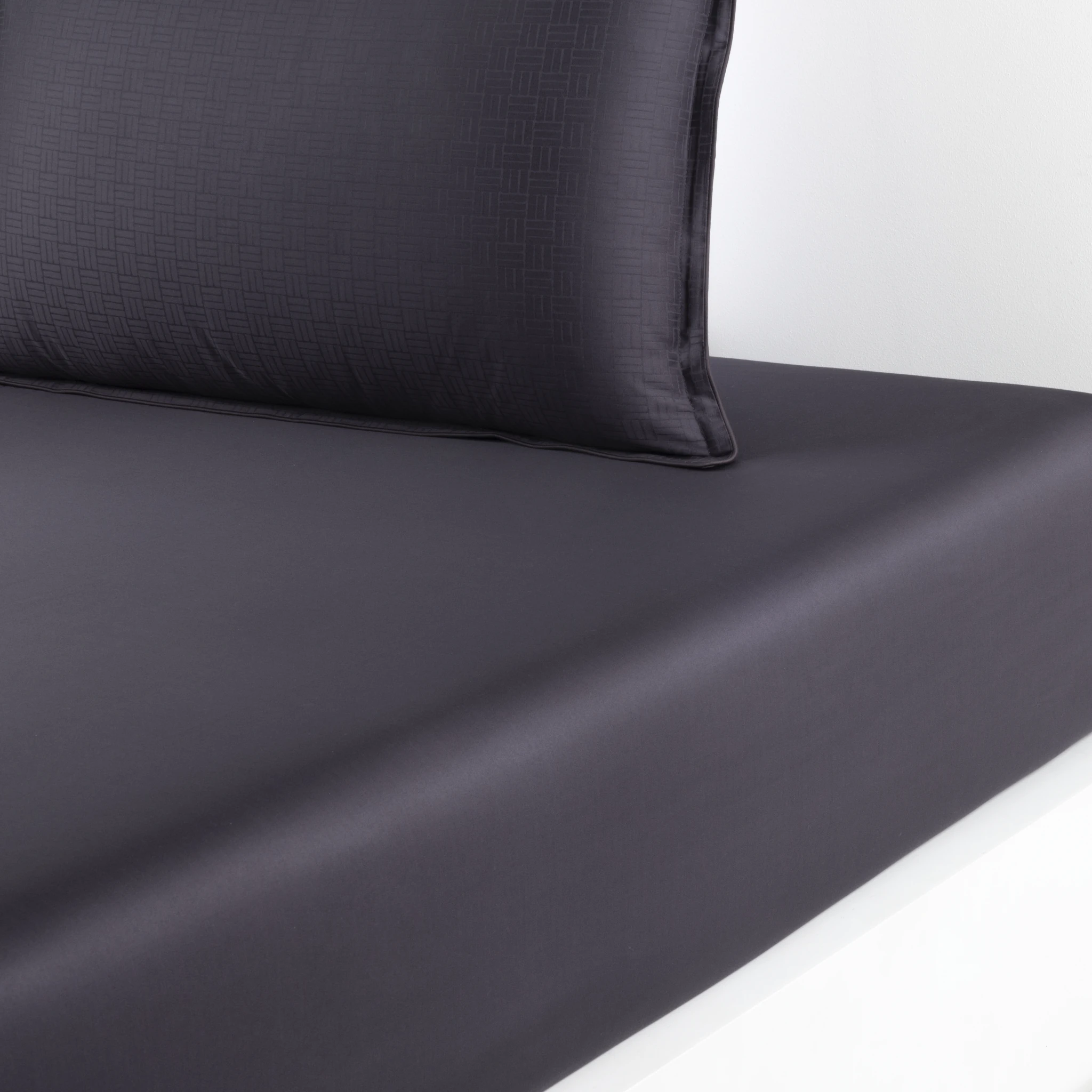 Hugo Boss Spannbettlaken LATTICE Satin Carbon Produktbild Hugo Boss Spannbettlaken LATTICE Satin Carbon