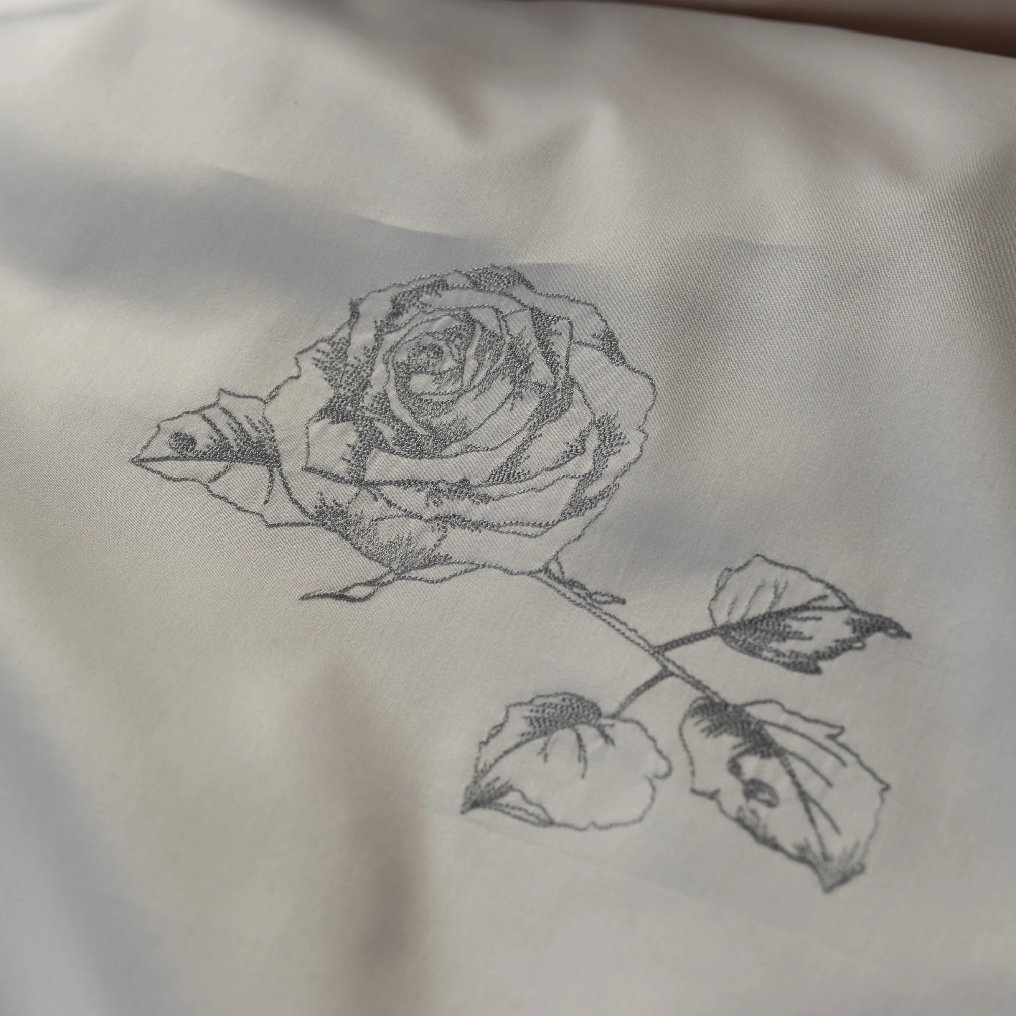 graser bettwaesche luisa satin kristall kreide brio detail 2