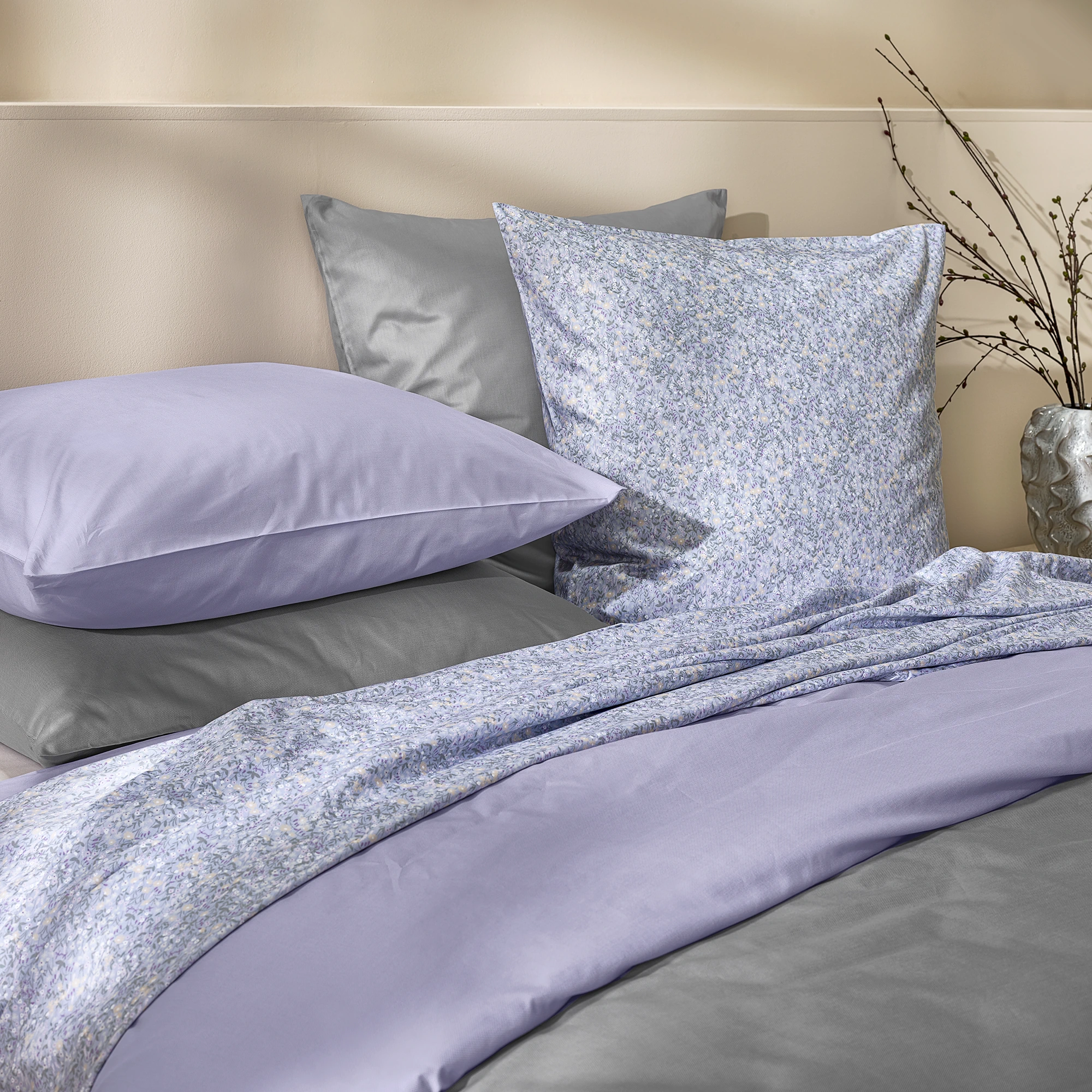 curt bauer bettwaesche meadow satin bloom 6219 ambiente 2 produktbild curt bauer bettwaesche meadow satin bloom 6219 ambiente 2