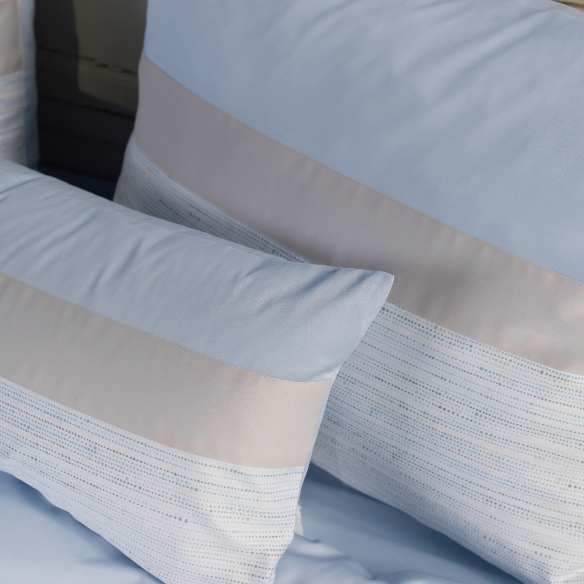 graser bettwaesche pompidou satin weiss blue mondstein detail 3