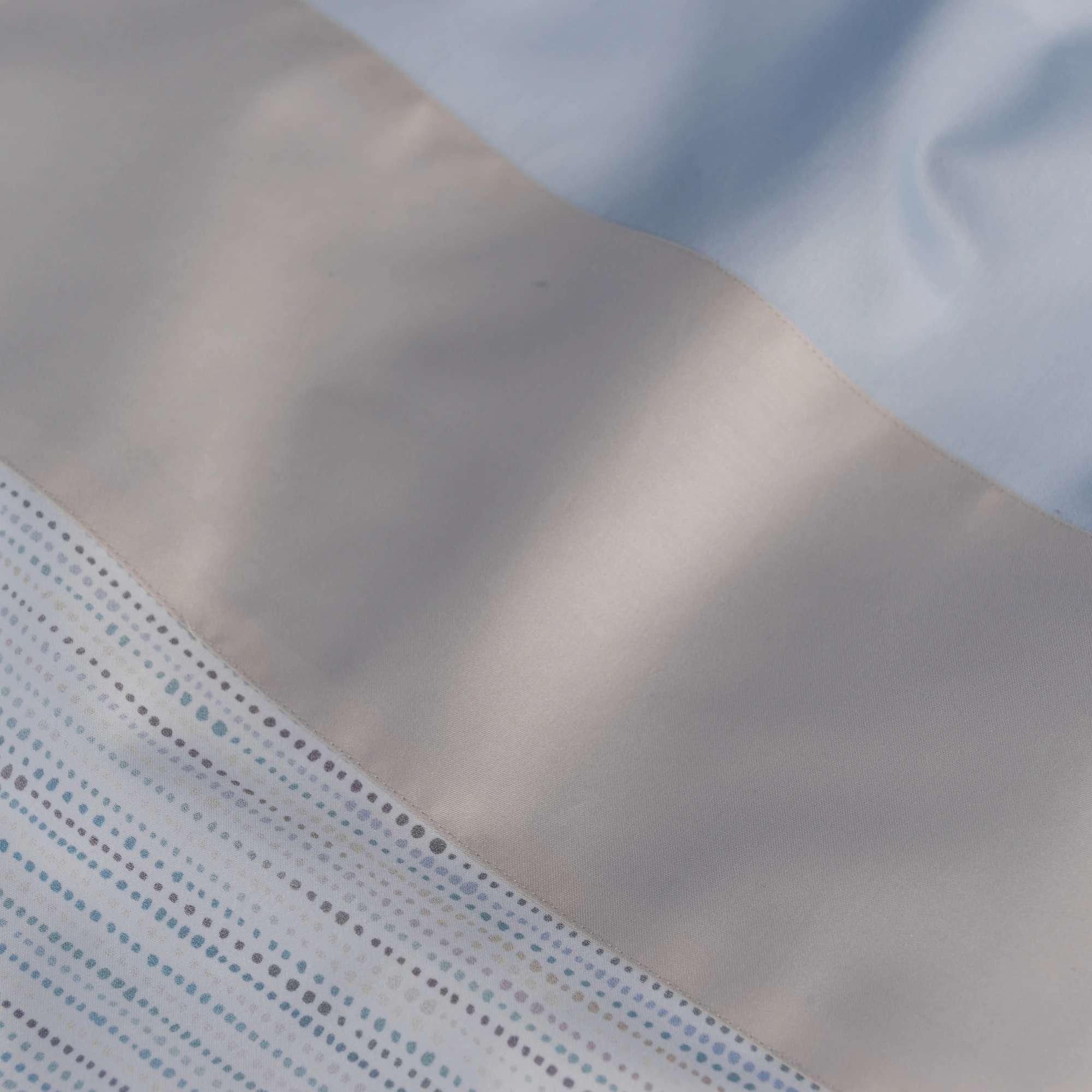 graser bettwaesche pompidou satin weiss blue mondstein detail 2