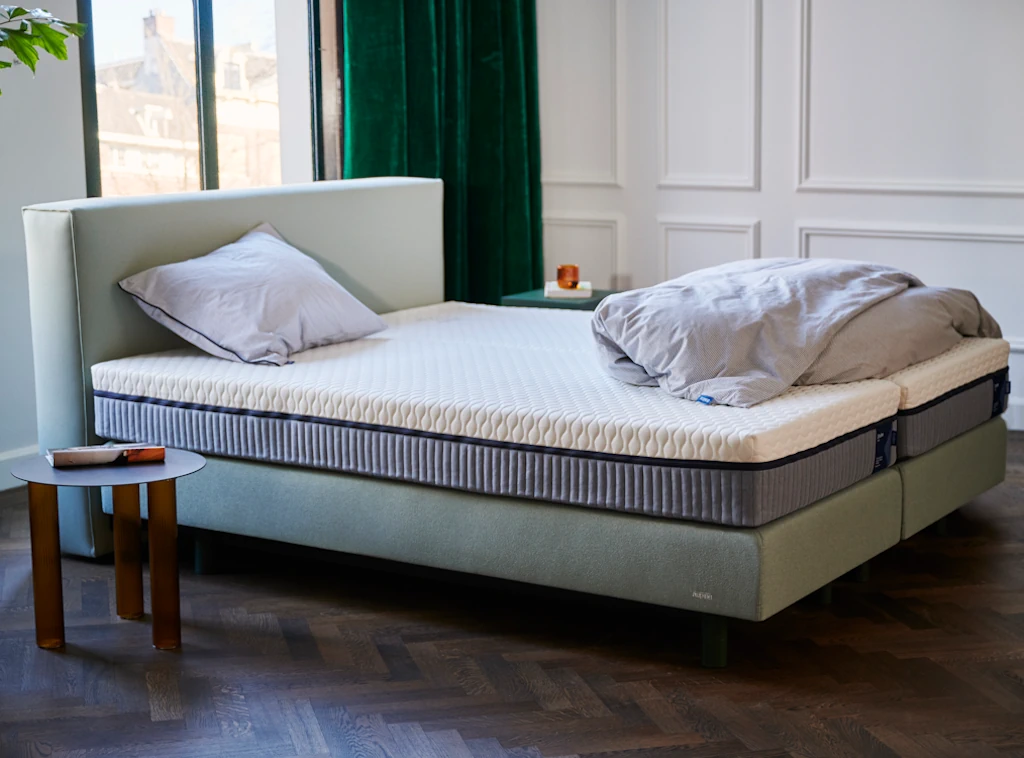 Auping Bett Original Bold in der Farbe Peach in der Seitenansicht