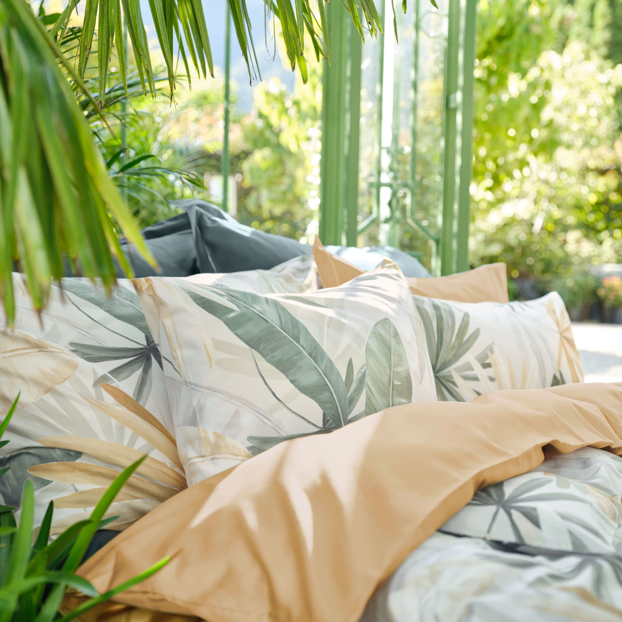 schlossberg bettwaesche palma jersey beige ambiente detail produktbild schlossberg bettwaesche palma jersey beige ambiente detail