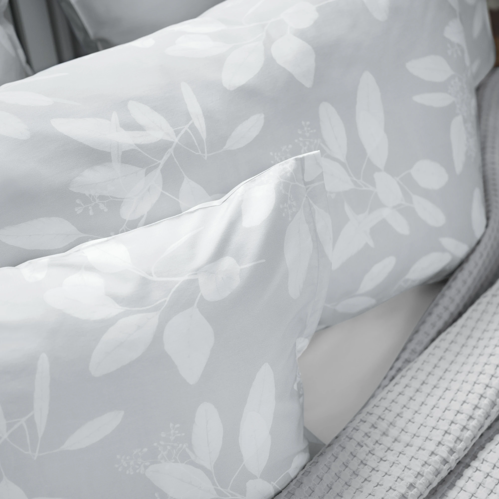 schlossberg bettwaesche omeo satin gris detail 2 produktbild schlossberg bettwaesche omeo satin gris detail 2