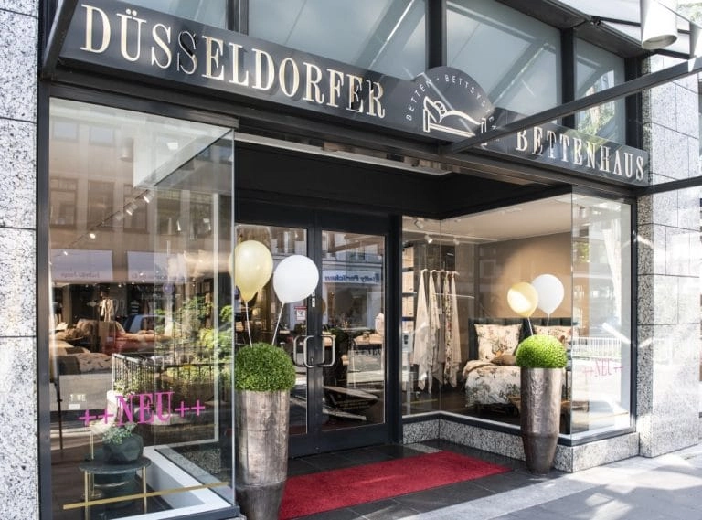 Düsseldorfer Bettenhaus - Außenansicht Düsseldorfer Bettenhaus - Außenansicht mit Schaufenster