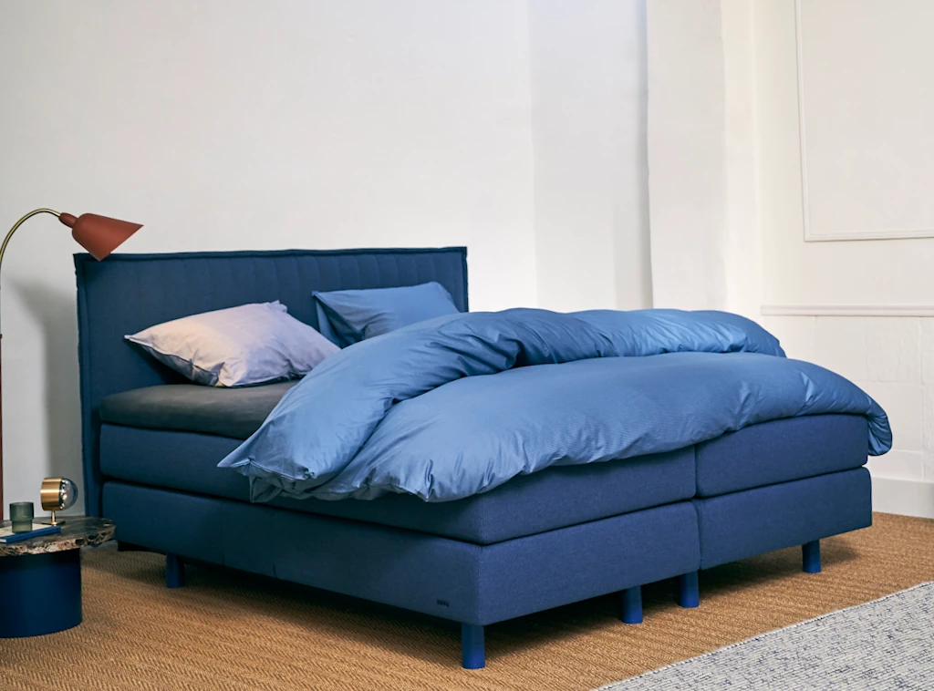 Auping Bett Original in der Farbe blau in reduziertem Schlafzimmerambiente