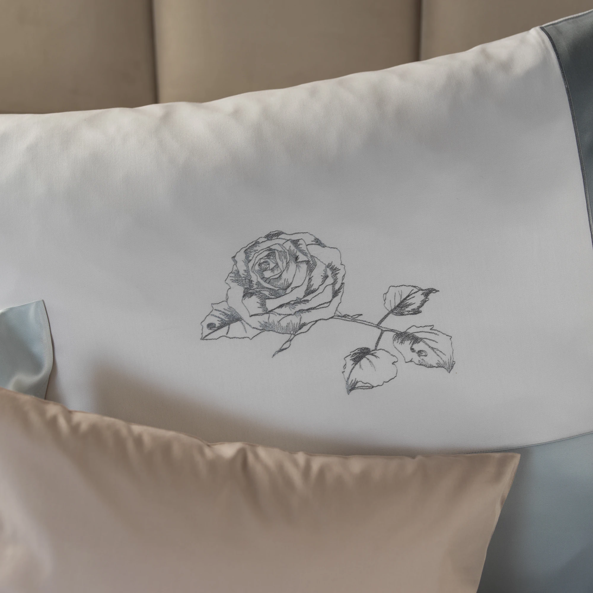 graser bettwaesche luisa satin kristall kreide brio detail 3