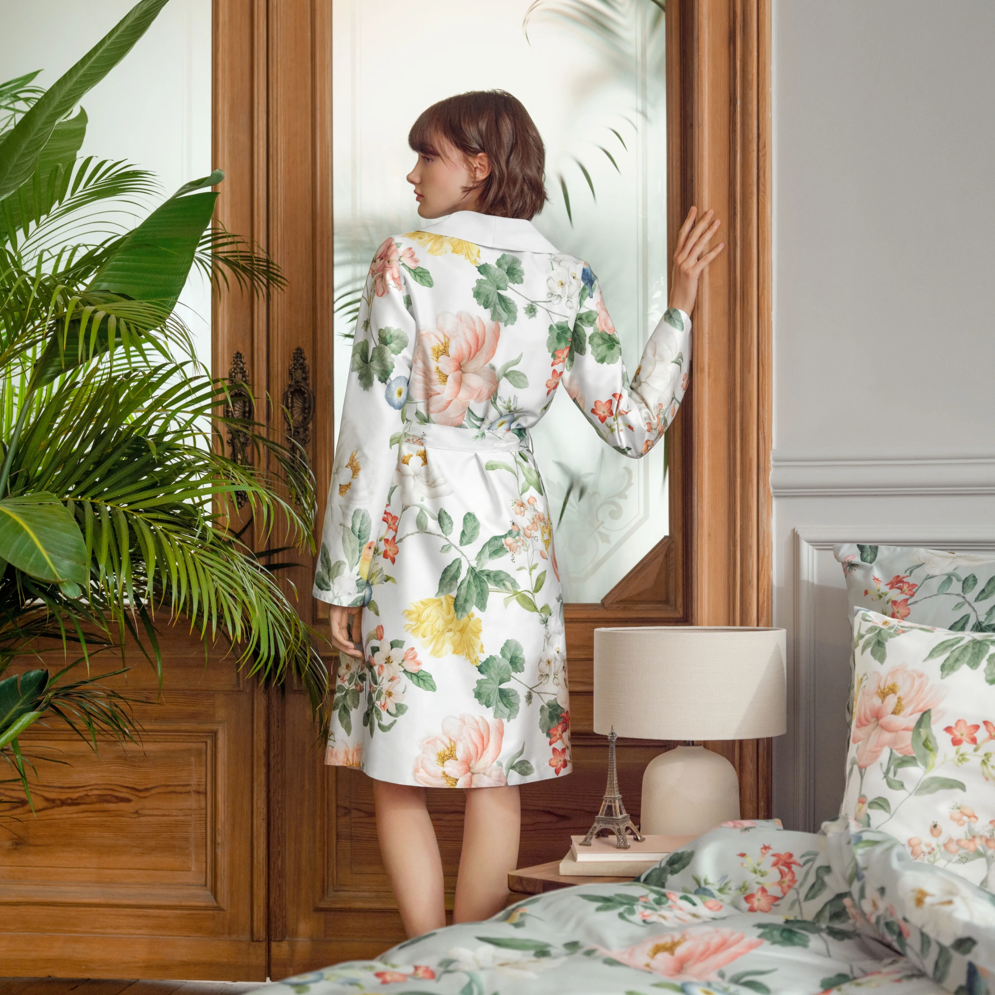 schlossberg bademantel artemis satin blanc model 2 produktbild schlossberg bademantel artemis satin blanc model 2