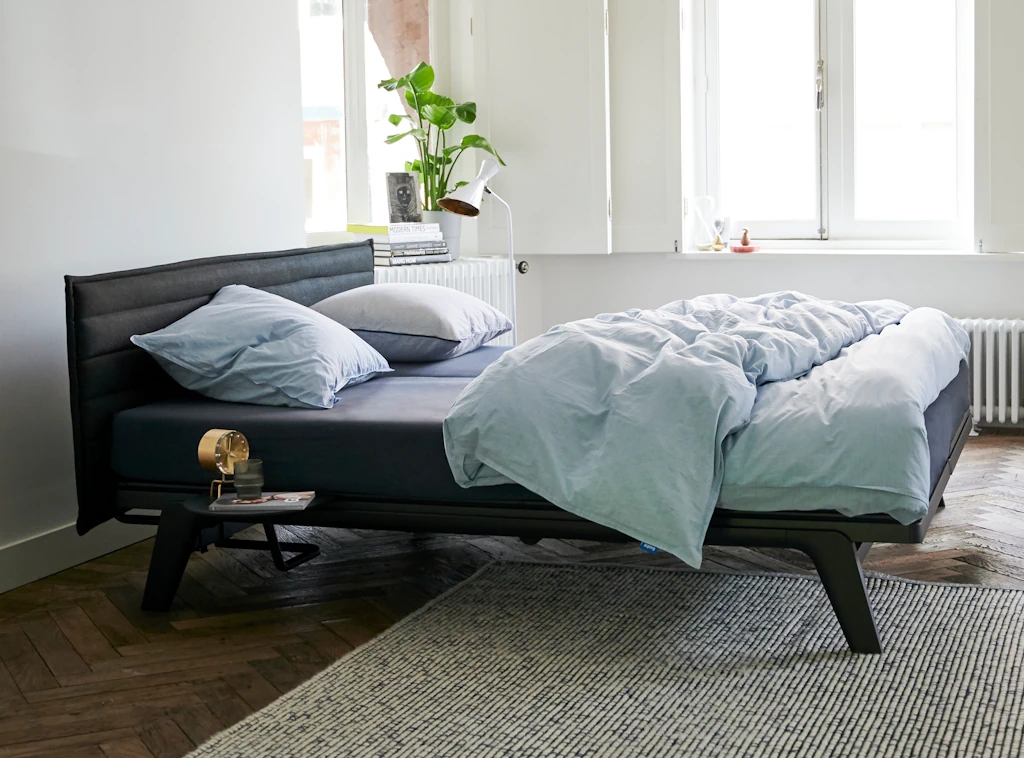 Schlafzimmerambiente des Auping Bett Original in der Farbe Deep Black