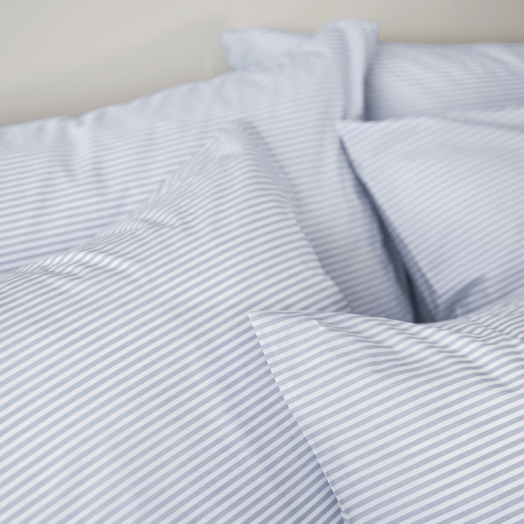 schlossberg bettwaesche bari popeline bleu detail produktbild schlossberg bettwaesche bari popeline bleu detail